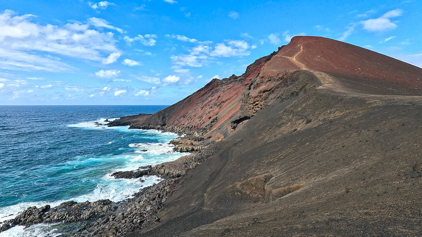 der rostrote Montaña Bermeja erhebt sich aus der kargen Landschaft der Insel Lanzarote der Montaña Bermeja erhebt sich aus der Landschaft der Insel Lanzarote