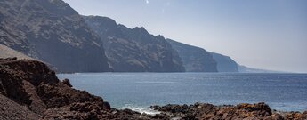 Blick von Punta de Teno über das Meer auf die schroffen Klippen des Teno Gebirge