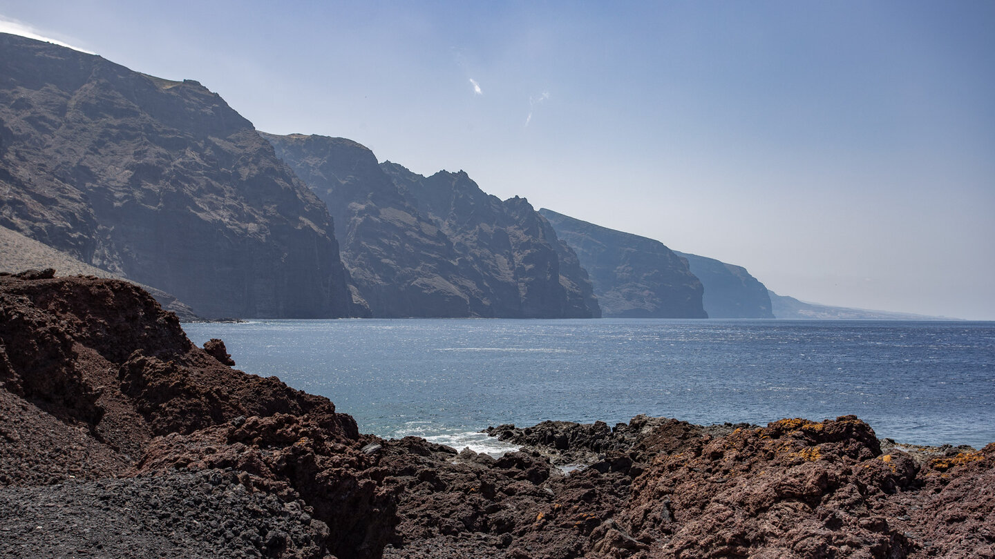 Blick von Punta de Teno über das Meer auf die schroffen Klippen des Teno Gebirge