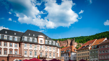 das Heidelberger Rathaus vor dem Schloss