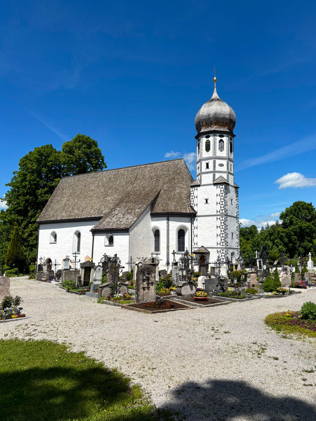 Blick zur Friedhofskirche Mariä Schutz