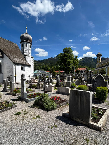 Friedhofskirche Mariä Schutz mit dem Martinsmünster rechts