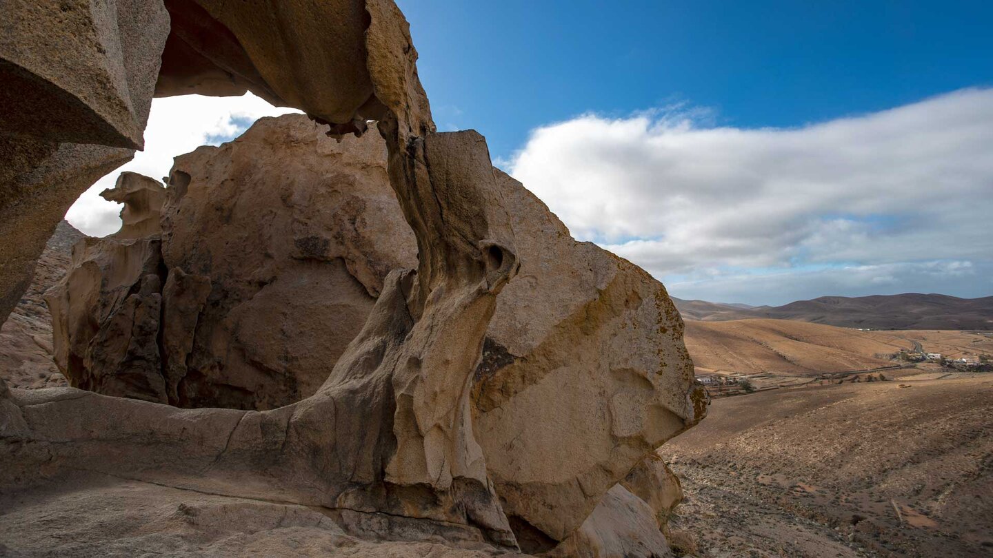 steter Wind formte den bizarren Felsbogen Arco de las Peñitas auf Fuerteventura