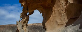 das Felsentor Arco de las Peñitas auf Fuerteventura ist das Ergebnis von Winderosion