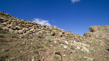 Schichtsteinmauern am Höhenwanderweg von Guinate
