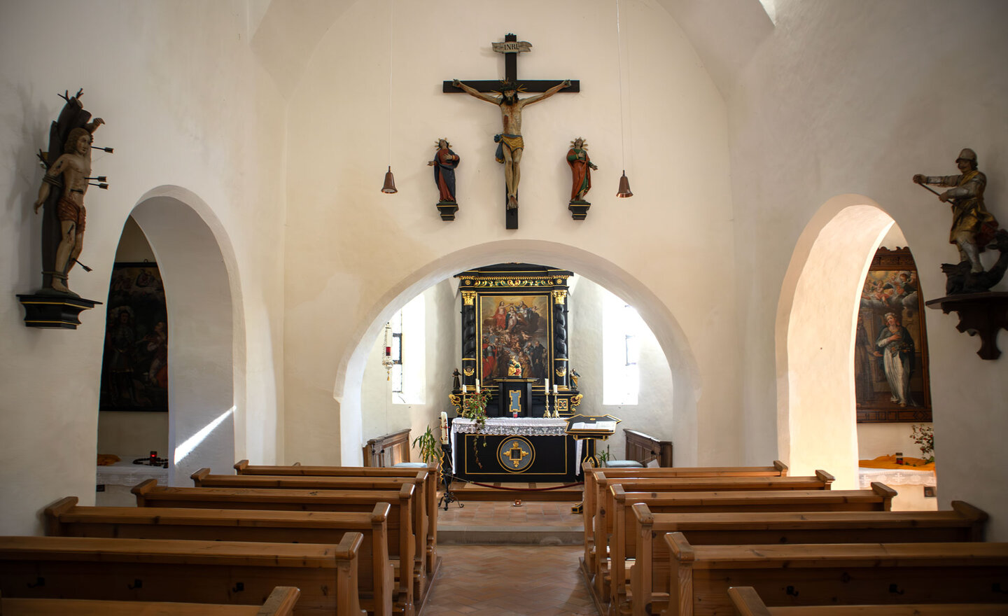 die dreischiffige St. Georgs Kapelle