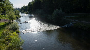kleine Staustufen und idyllische Uferwiesen an der Wiese