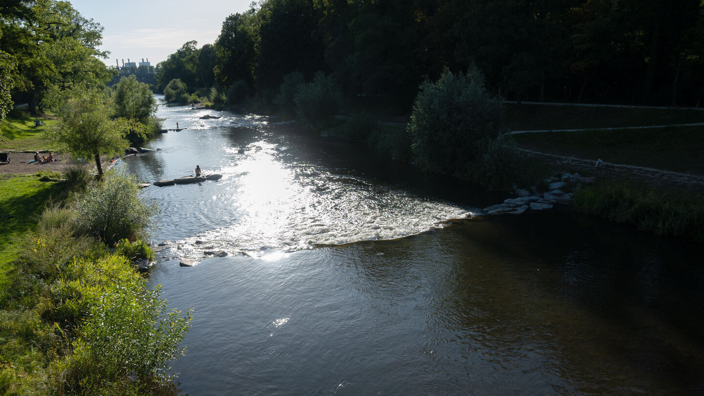 kleine Staustufen und idyllische Uferwiesen an der Wiese