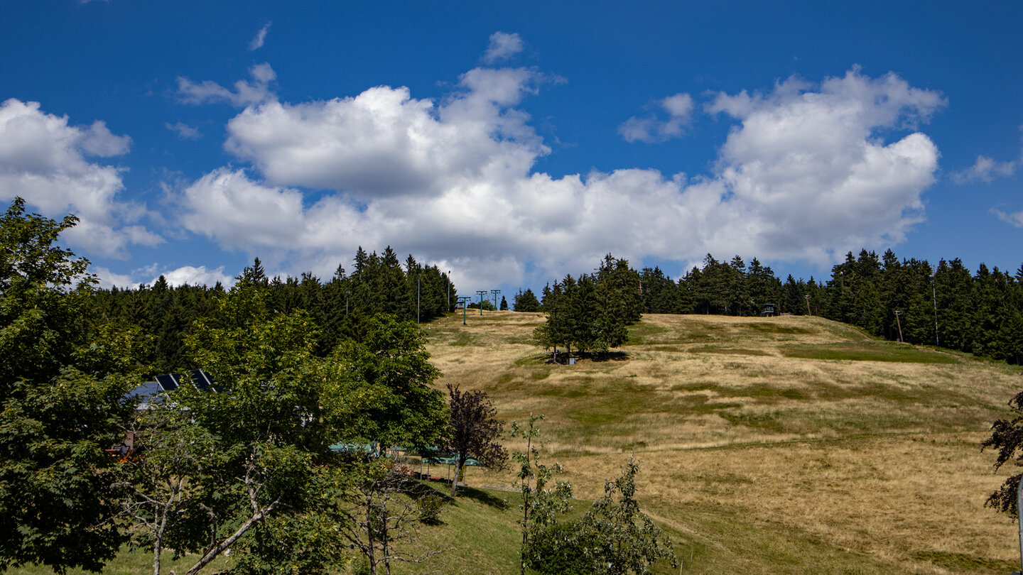 die Route führt über den sonnigen  Skihang des Ruhesteins