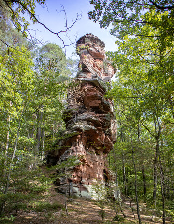 der hoch aufragende Turm des Habichtsfelsens