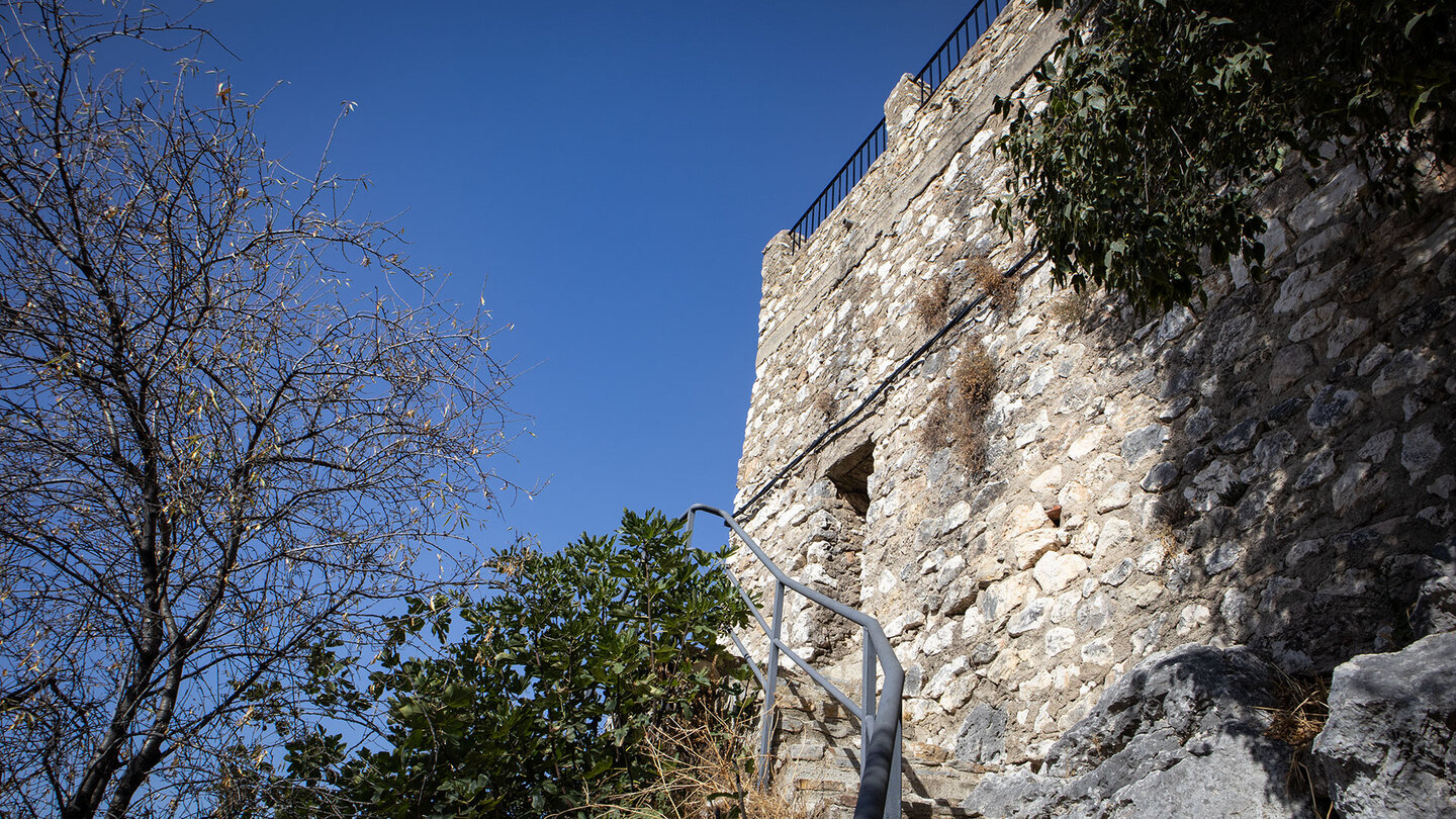 Alte Stadtmauer von Zuheros auf dem Weg ins Dorf