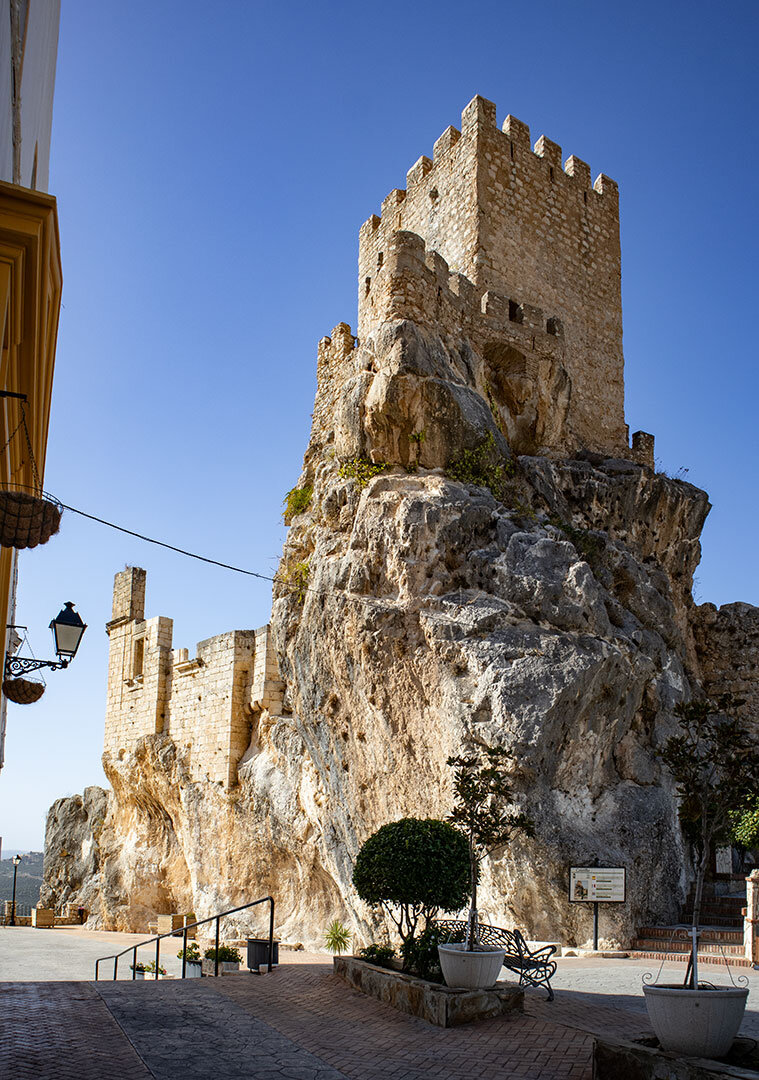 am Platz vor dem Castillo de Zuheros