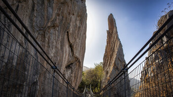 Hängebrücke am Weg unterhalb der Burg von Zuheros