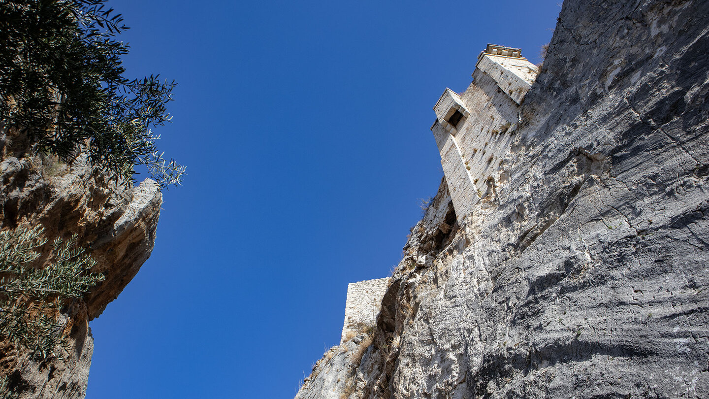 Felsenwand am Weg unterhalb der Burg von Zuheros