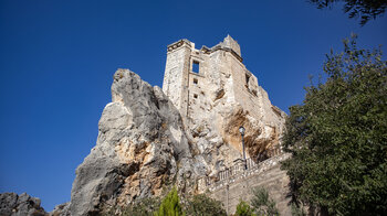 die Burg vom periurbanen Weg in Zuheros