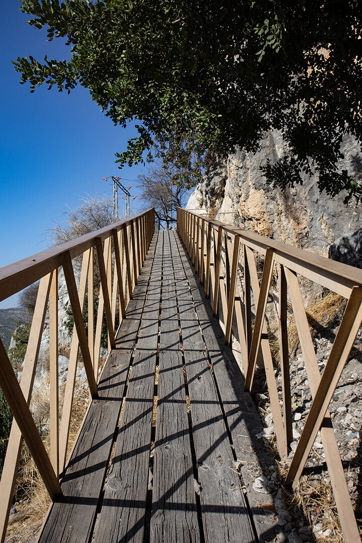 eine steile Metallbrücke am periurbanen Weg bei Zuheros