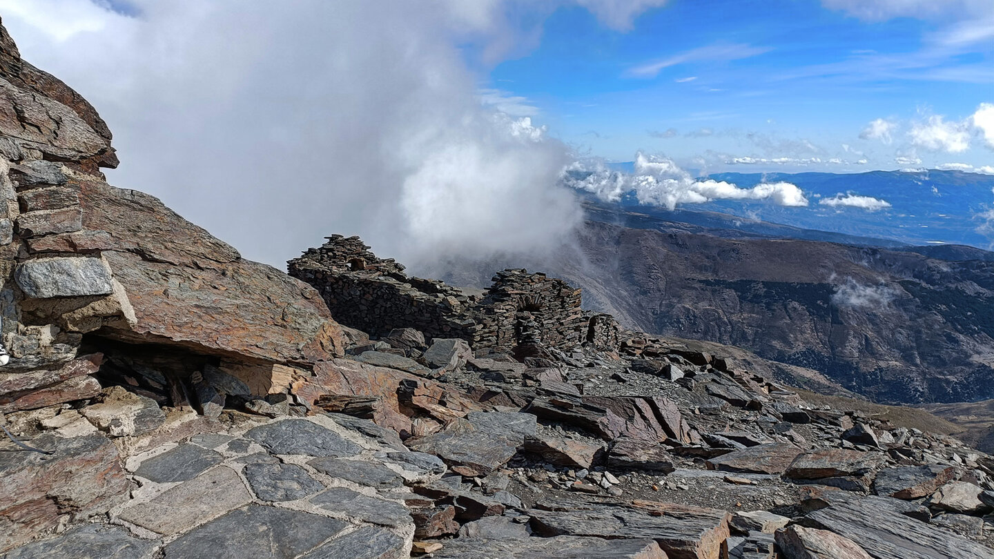 Ausblick vom Gilpfel des Pico de Mulhacén Ausblick vom Gilpfel des Pico de Mulhacén