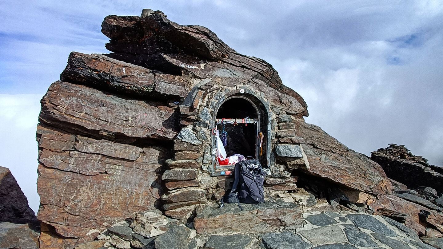 Gipfelschrein am Pico de Mulhacén, dem höchsten Gipfel der Sierra Nevada Gipfelschrein am Pico de Mulhacén in der Sierra Nevada