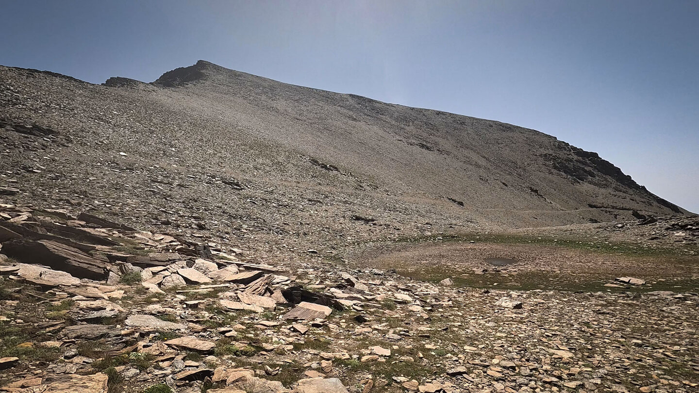 Blick zum Mulhacén vom Refugio Vivac de la Caldera in der Sierra Nevada Blick zum Mulhacén vom Refugio Vivac de la Caldera
