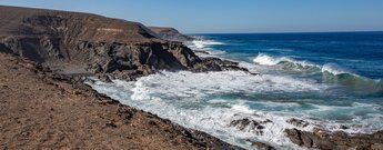 Wanderpfad entlang der Klippen über dem tosenden Ozean