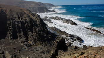atemberaubender Blick auf die vulkanischen Gesteinsschichten an der Westküste