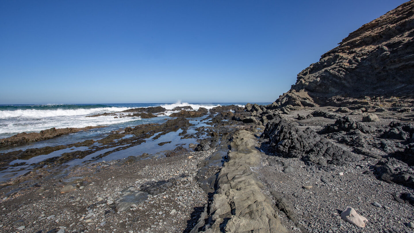 Felsformationen an am Strand Playa del Junquillo