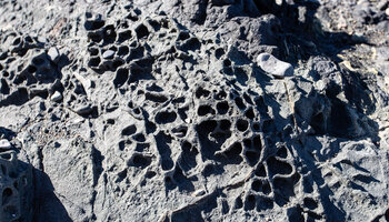 beeindruckende Strukturen im erodierten Gestein an der Playa de Junquillo