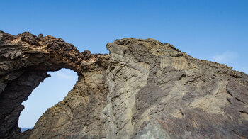 imposante Gesteinsschichtungen am Felsentor Arco del Jurado