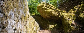 Wanderweg durch die Felsformationen am Katzenschrofen