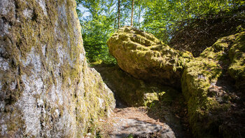Wanderweg durch die Felsformationen am Katzenschrofen