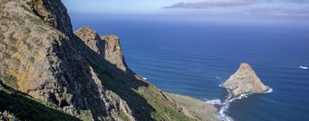 Ausblick entlang des Bergmassivs auf die Roques de Anaga