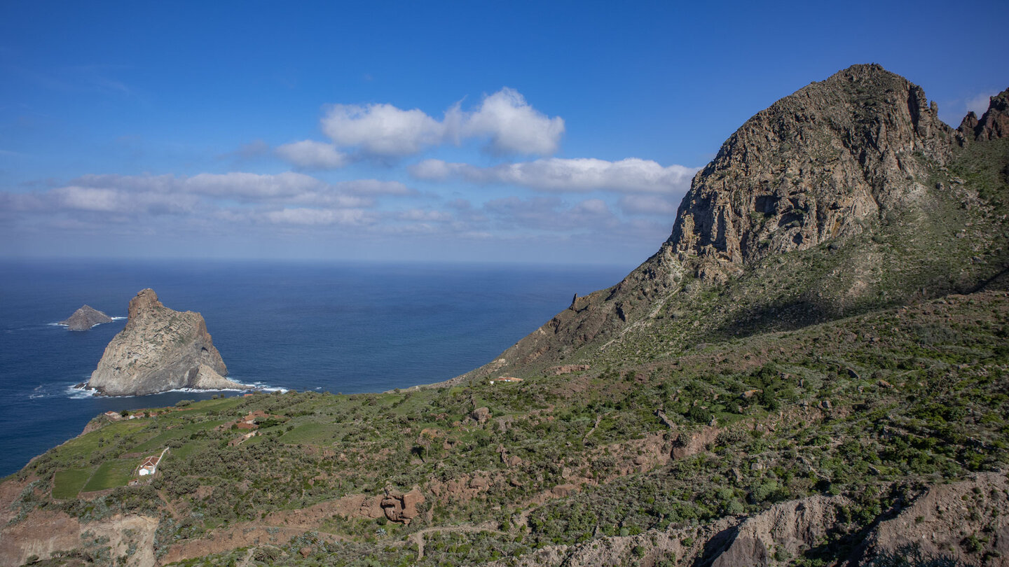 die Meeresfelsen Roques de Anaga hinter dem Küstenplateau von Las Palmas