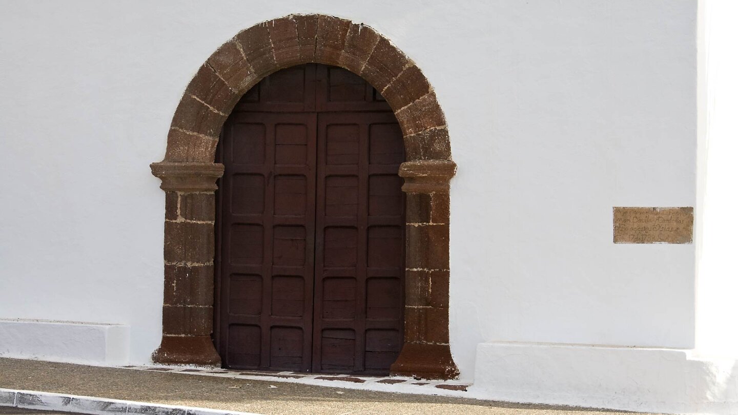 die Eingangstür der Iglesia de San Marcial de Rubicón in Femés auf Lanzarote