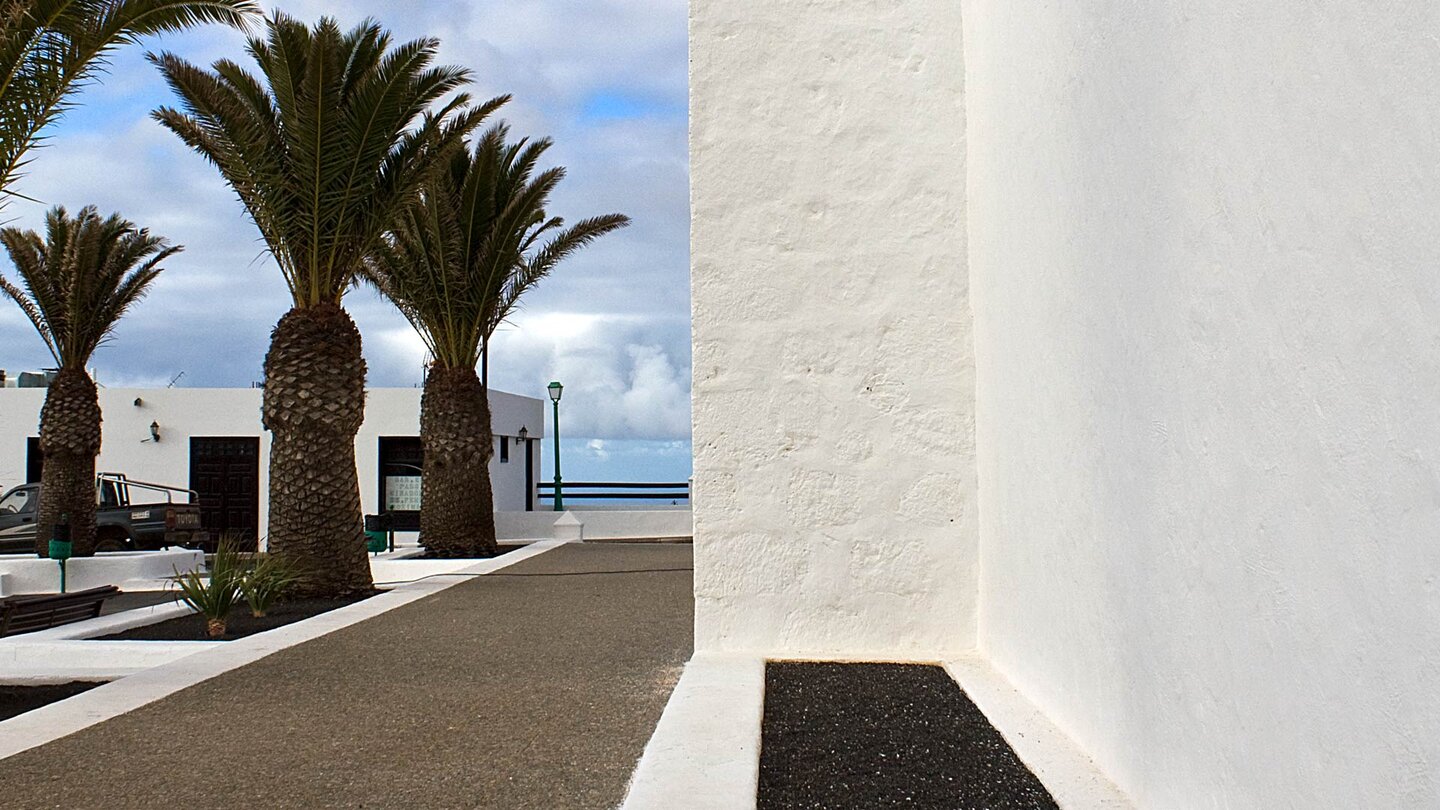 der saubere Dorfplatz von Femés auf Lanzarote