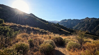 Landschaft am Wanderweg zum Rio Dilar in Andalusien