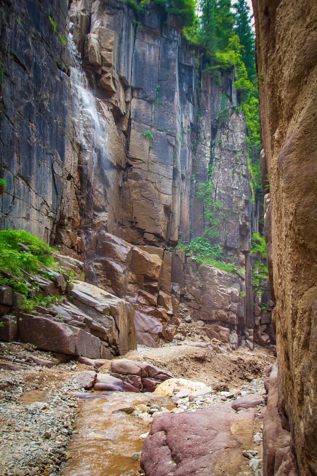Wandern zwischen steilen Felswänden im Geoparc Bletterbach Steilwände im Geoparc Bletterbach