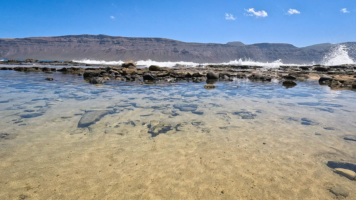 Felsbänke trennen die Laguna del Salado vom Atlantik