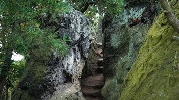 an der Teufelsmauer schlängelt sich der Weg durch die Felsen