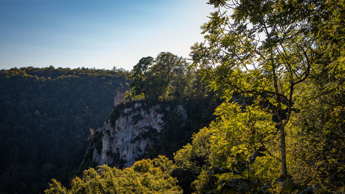 Schloss Hausen thront hoch auf einem Felsen im Donautal