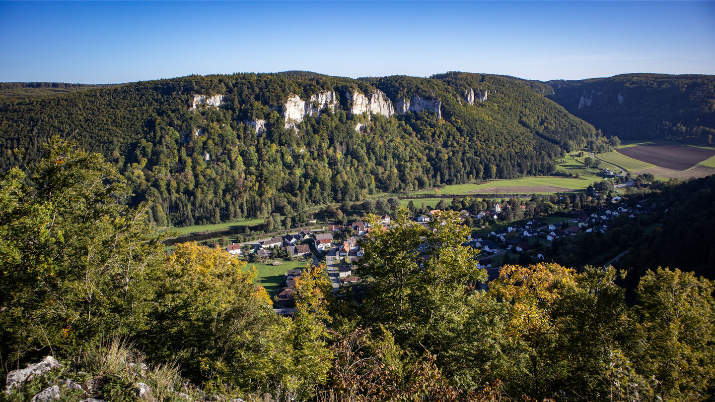 Blick vom Wanderweg auf Hausen im Tal mit der Hausner Wand