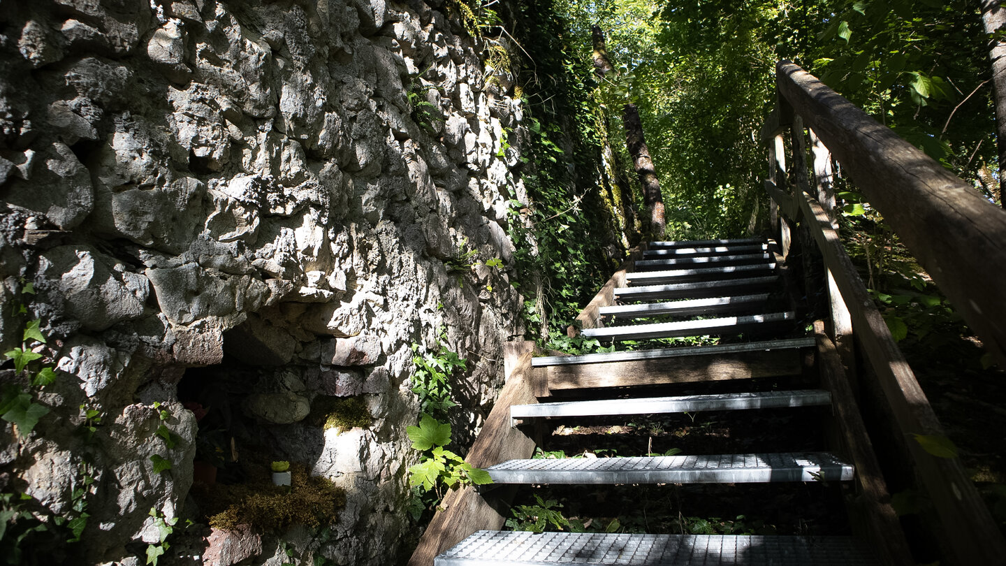 Treppen auf der Anlage von Schloss Hausen im Donautal