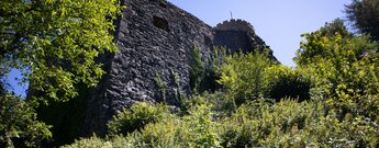 Blick hinauf zur Burg Husen über Hausach