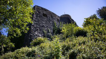 Blick hinauf zur Burg Husen über Hausach