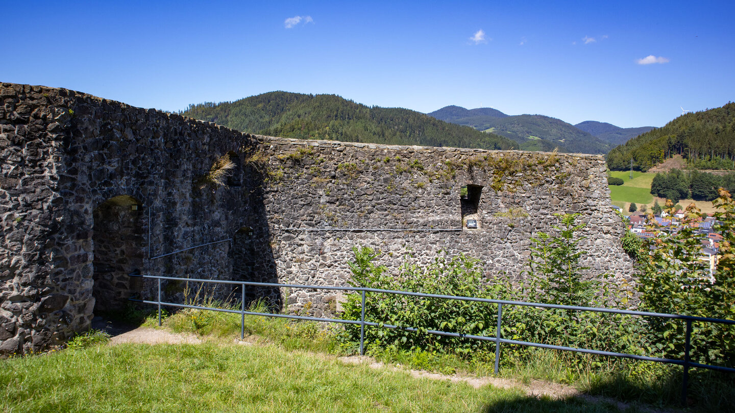 Palasmauern der Burg Husen Hausach im Hintergrund