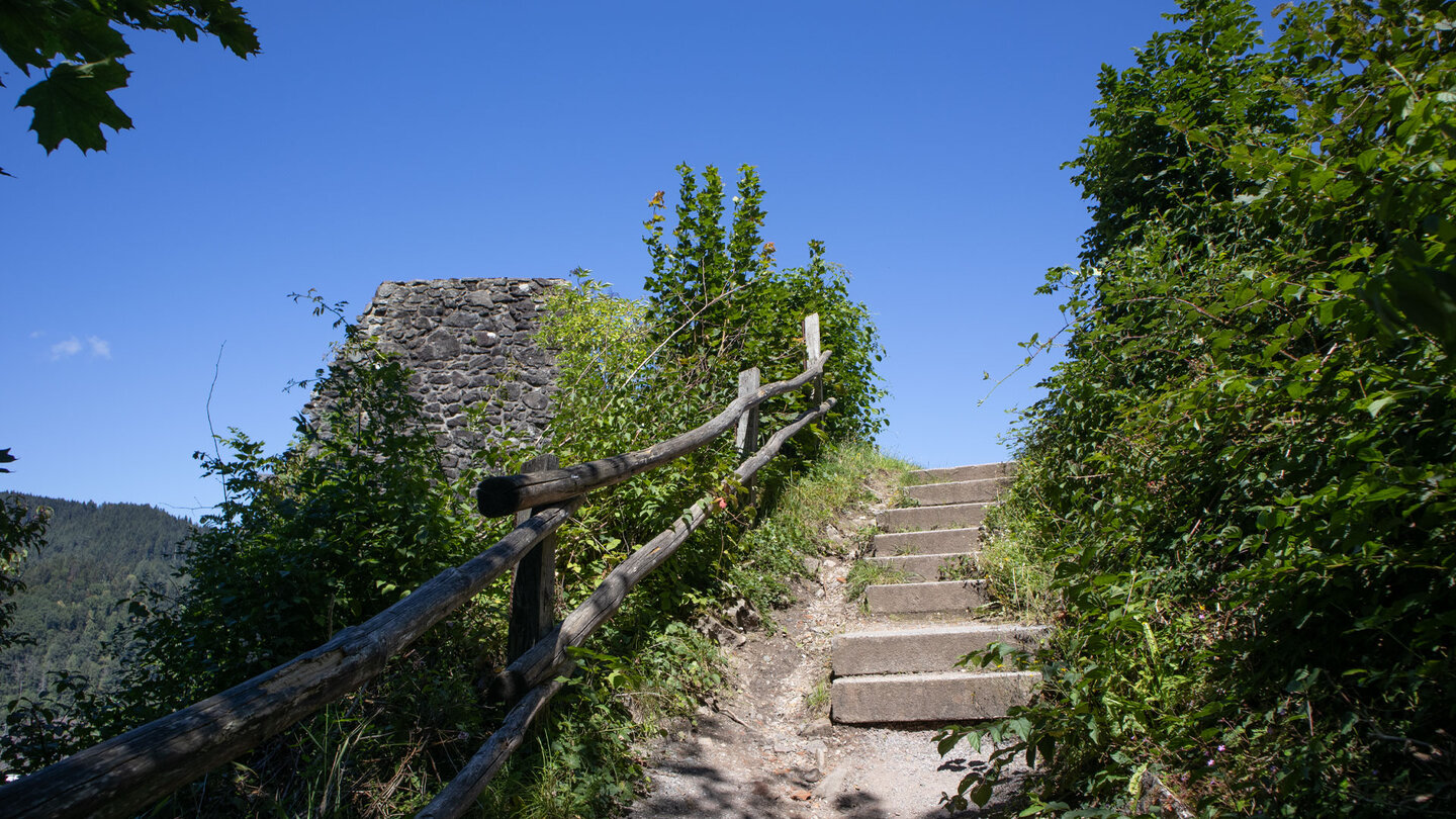 Treppe führt hinauf zur Burgruine Husen