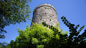 Bergfried der Burg Husen über Hausach im Schwarzwald