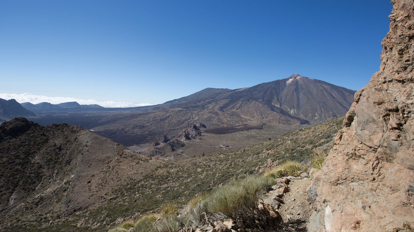 die Degollada de Ucanca mit der Felsgruppe Los Roques und Teide mit Pico Viejo im Hintergrund