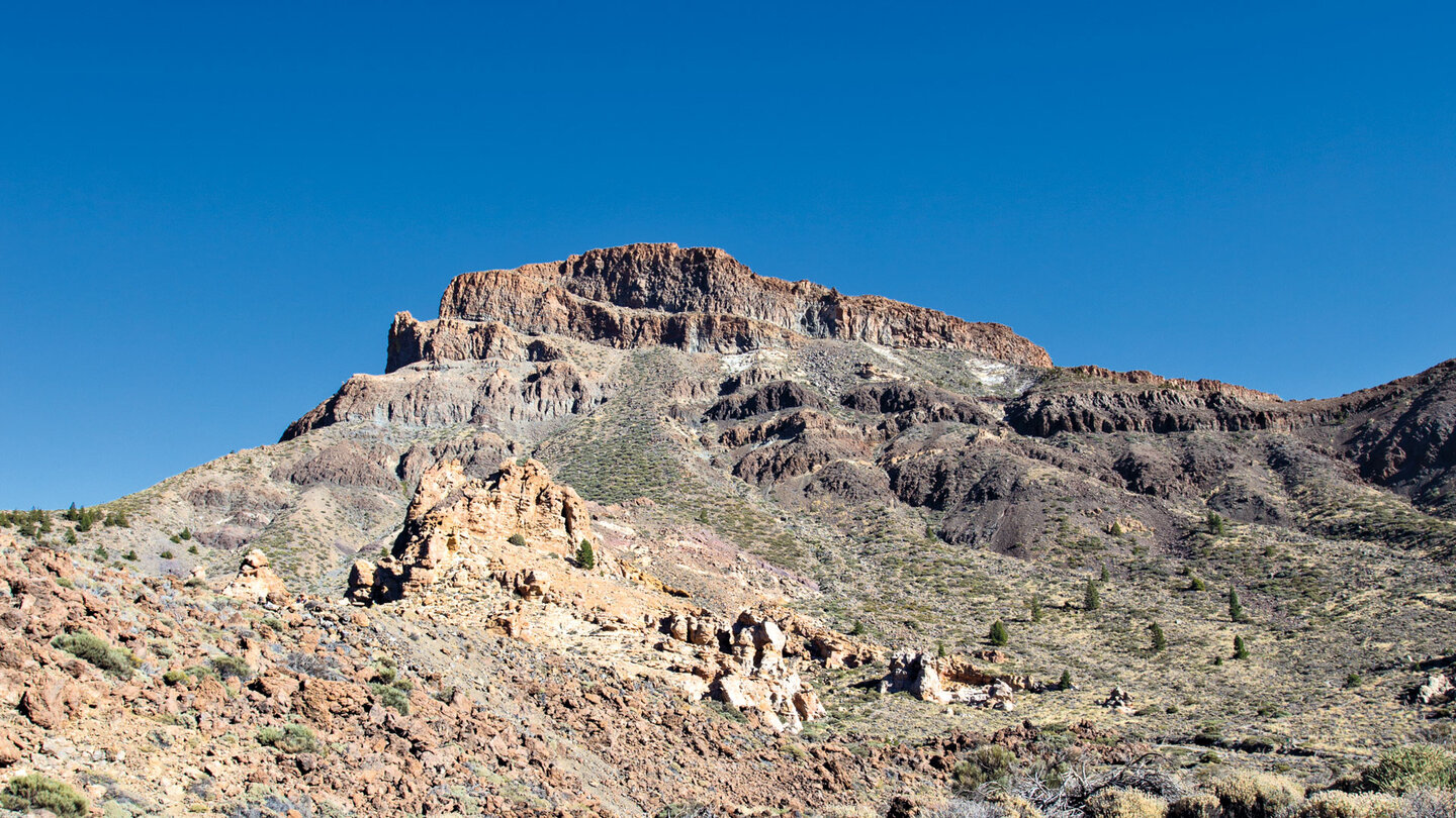 der Guajara mit der gelben Felsformation Piedras Amarillas vom Parador in der Cañada Blanca der Guajara mit der gelben Felsformation Piedras Amarillas vom Parador