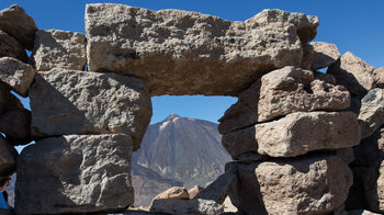 Blick durchs Fenster der Ruine des Observatoriums zum Teide