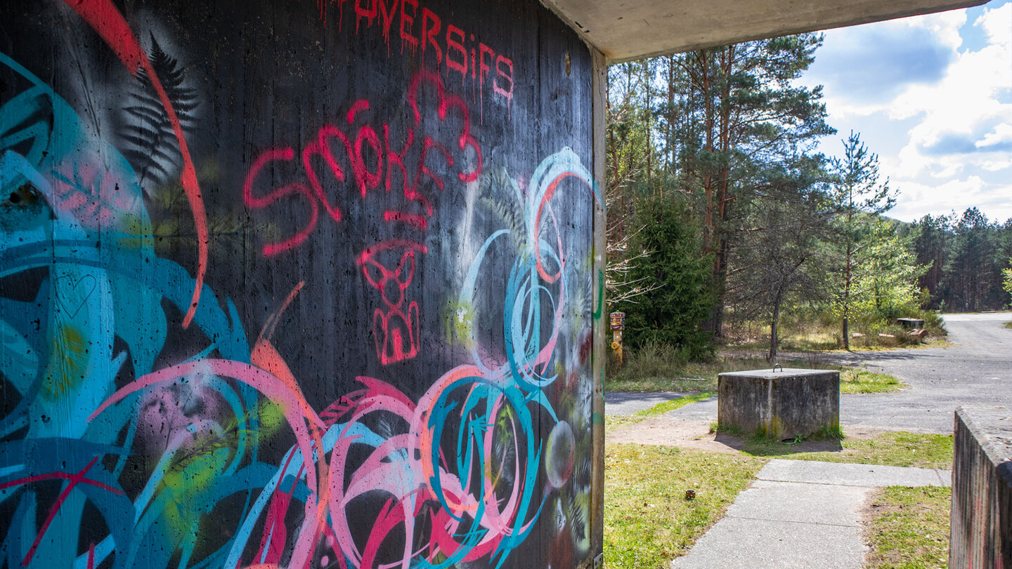 mit Graffiti überzogene Gebäude in der Denkmalzone Area One